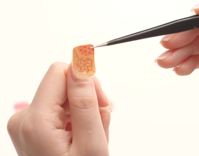 心和万象のネイルシールを貼る様子