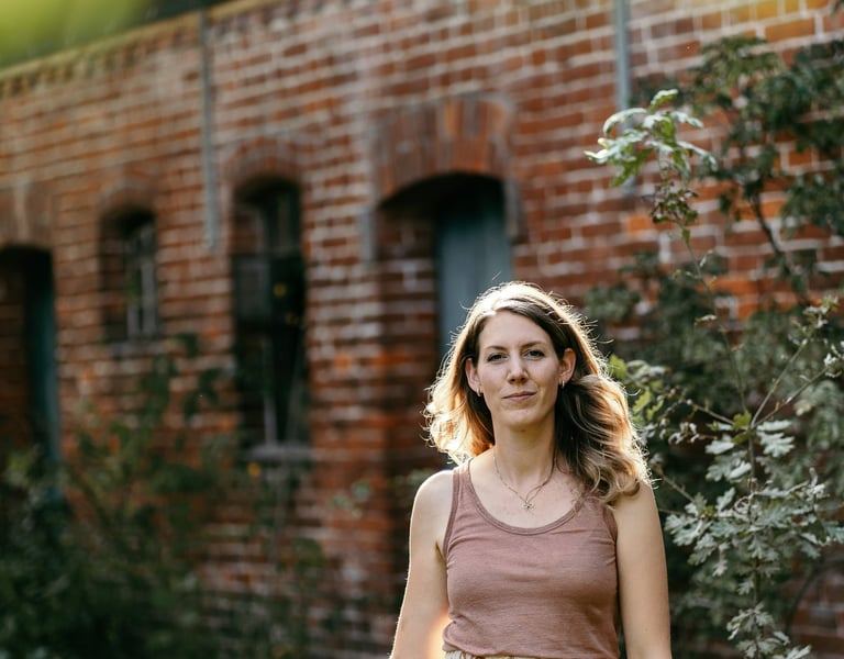 Wellnessbotschafterin mit ätherischen Ölen in der Natur – selbstbestimmtes Arbeiten im Einklang mit 