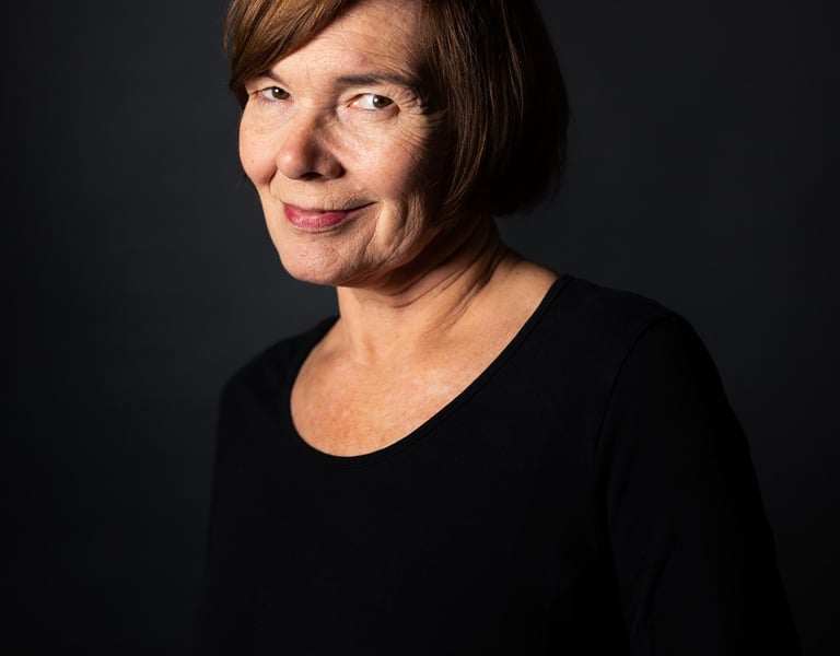Elke, eine Frau vor einem Grauen Hintergrund, Portrait