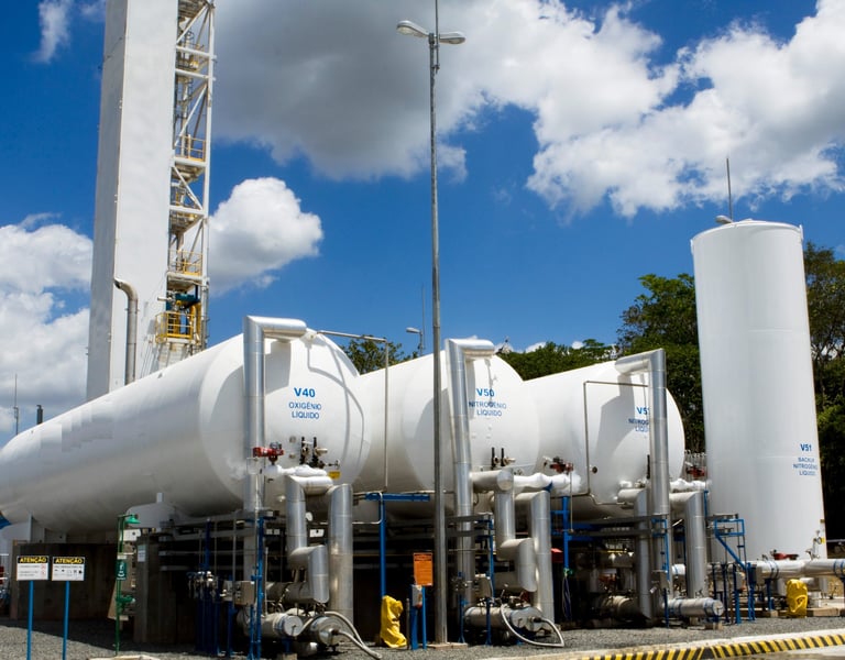 Instalação de tanques criogênicos horizontais e verticais.