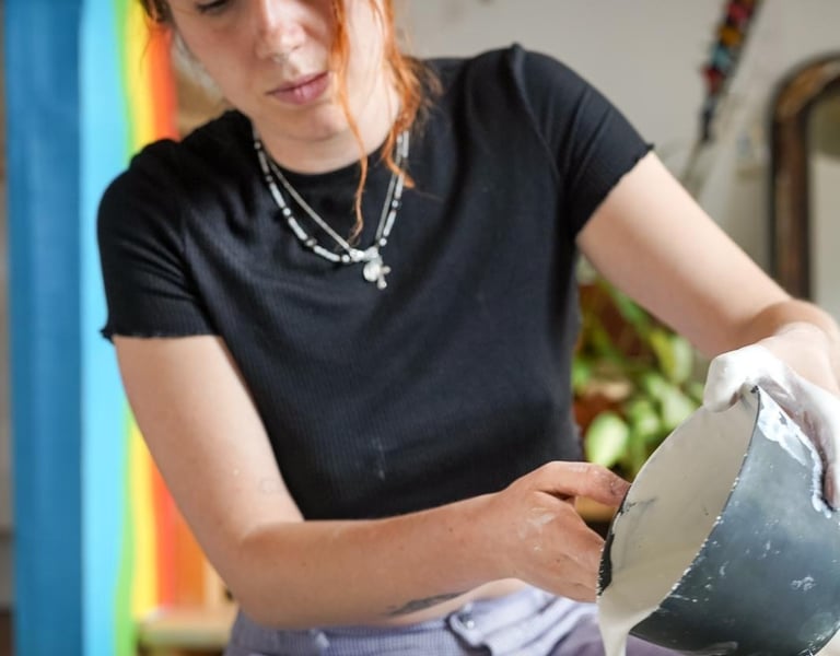 May qui coule du platre dans un moule - Moulage intime Bordeaux