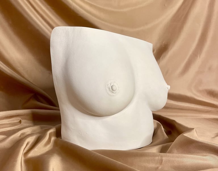 Moulage poitrine plâtre sur fond doré - Moulage intime Bordeaux