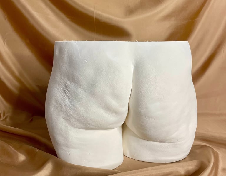Moulage fesses en plâtre sur fond doré - Moulage intime Bordeaux