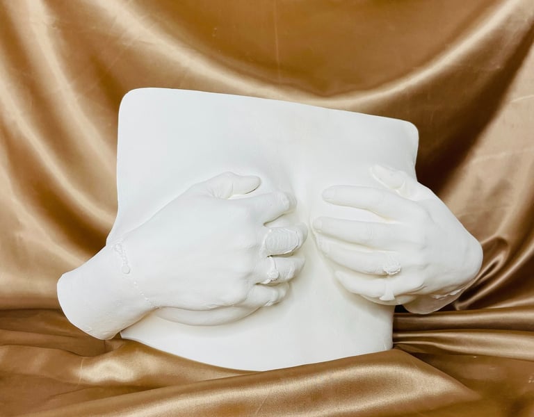 Moulage poitrine et mains sur fond doré  - Moulage intime Bordeaux