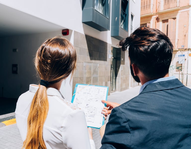 homem e mulher visitando local e avaliando