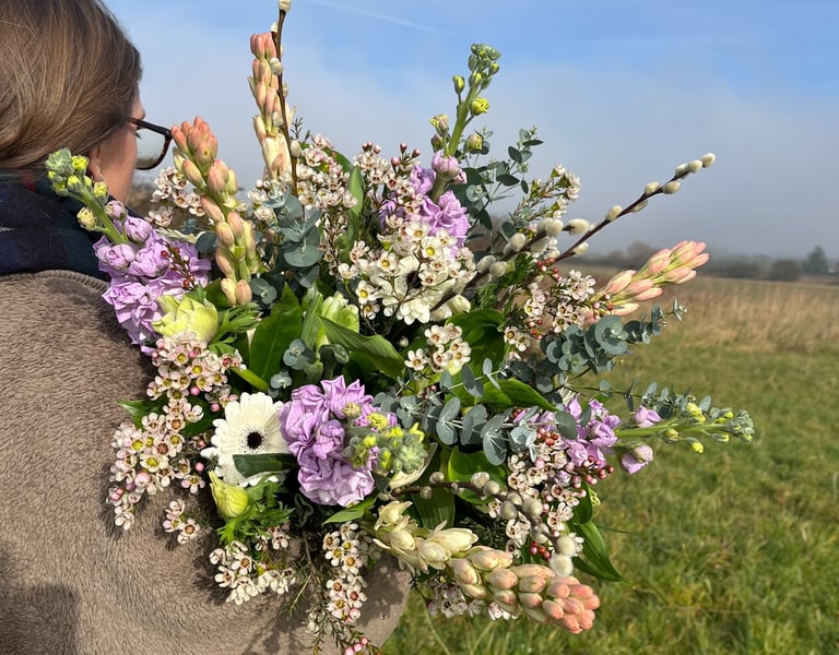 Bouquet de deuil violet et blanc dans un champ