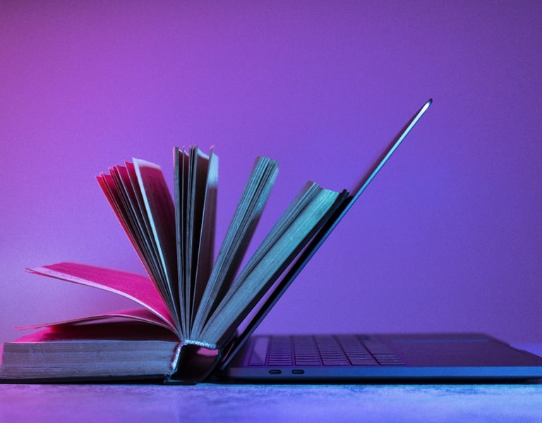 Libro al lado de laptop