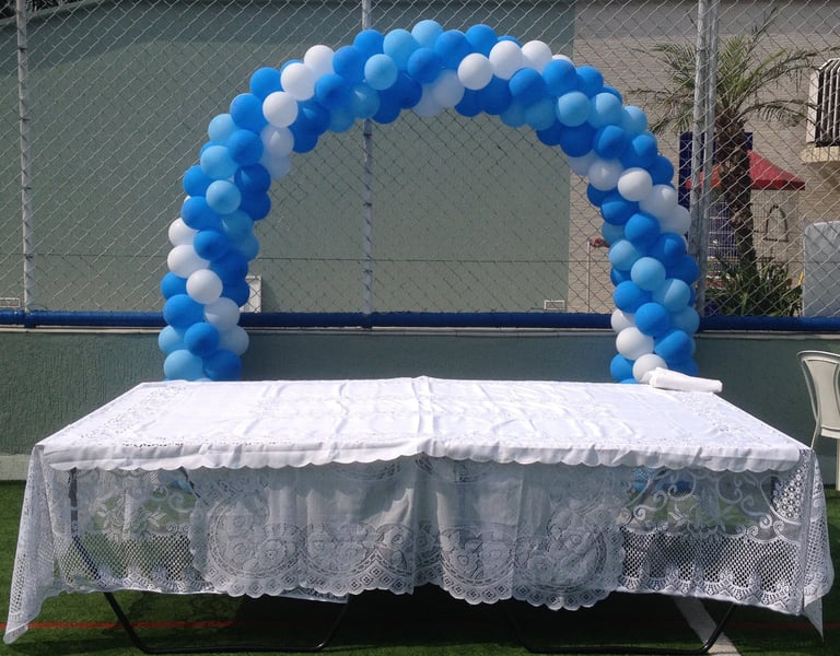 Arco de balões versátil para aniversários, inaugurações e eventos corporativos.