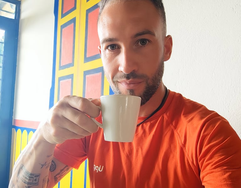 Seba enseñando filosofía de cursos dinámicos de idiomas en Santiago