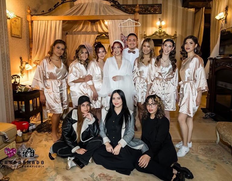 Novia satisfecha con maquillaje profesional el día de su boda