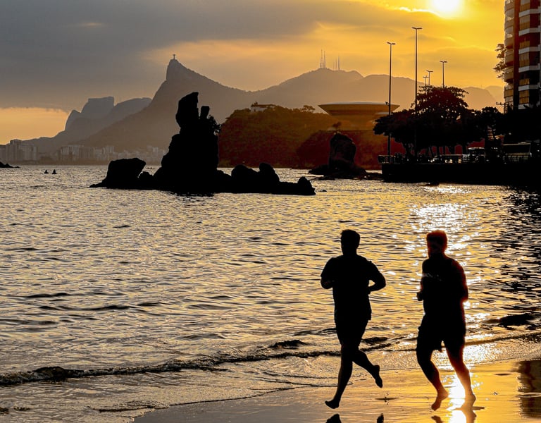 Pedra_do_Índio_e_a_corrida_na_Praia_de_Icaraí