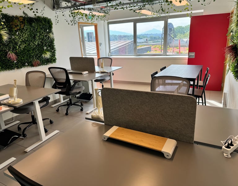 Bureau ergonomique et moderne dans l'espace du coworking