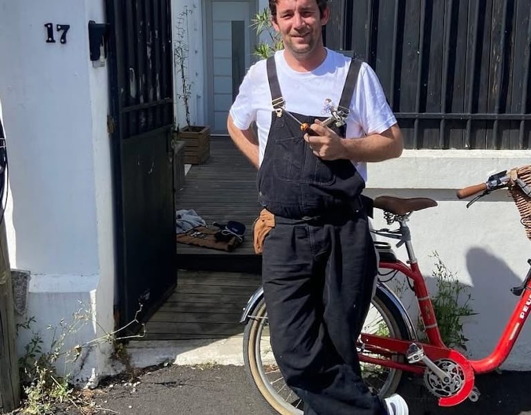 Dépannage d'une porte avec ouverture de la porte claquée par le petit serrurier à vélo à bordeaux