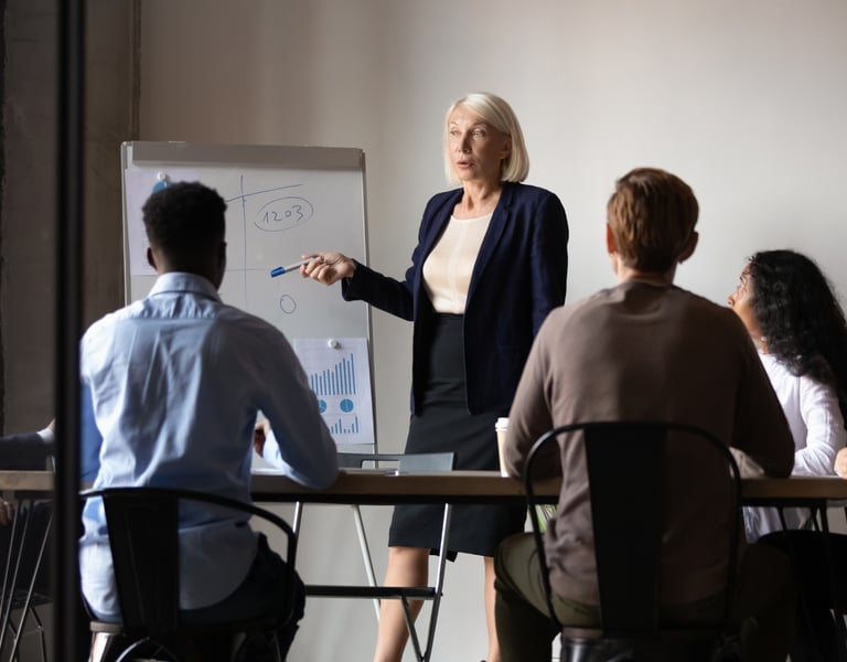 Wykład prowadzony przez instruktora na kursie korekcji racic, grupa uczestników słucha prezentacji p