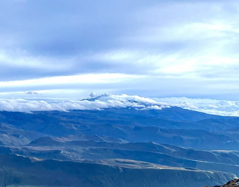 Vista sobre el Nevado del Ruiz, la cordillera central y el paramo colombiano