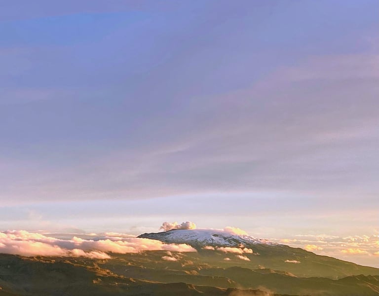 Vista al Nevado del ruiz durante un hermoso amanecer desde el nevado del tolima