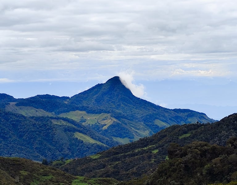 Caminante equipado en sendero de montaña en Anzoátegui