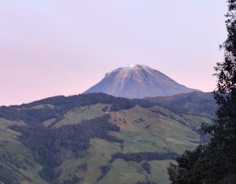 Nevado del Tolima iluminado por la primera luz sobre el páramo