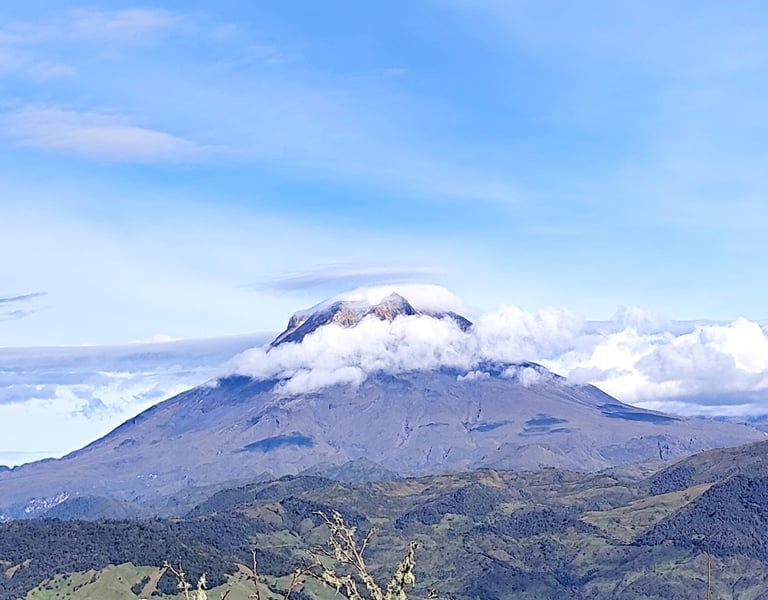 Sendero de montaña hacia los 3600 metros en Cerro Guambeima con el nevado del tolima