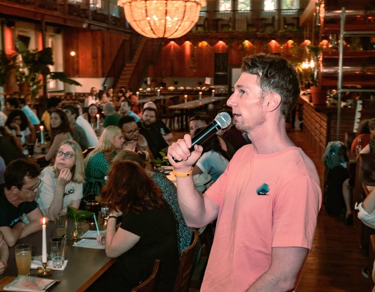 Quiz-Host Steve bei der 'Arbeit' - Moderation beim Kneipenquiz in Berlin