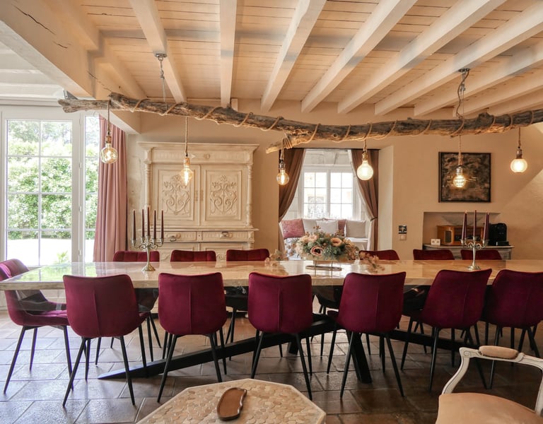 Table en chêne massif pour 16 personnes de l'Enclos du Soleil le Vent