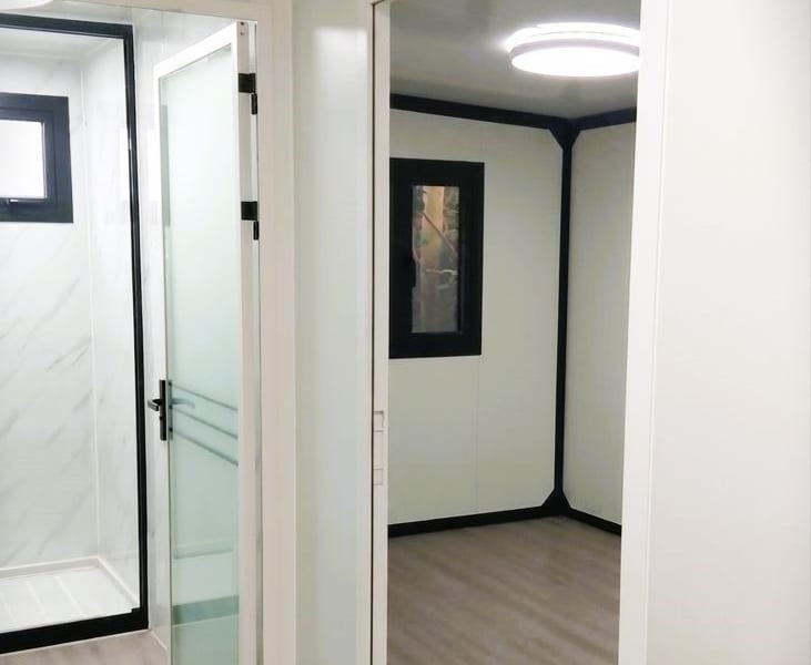 Intérieur soigné d'une maison préfabriquée inspirée d'un mobilhome.