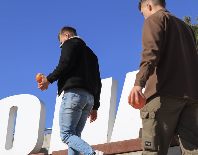 du vyrai eina vienas paskui kita