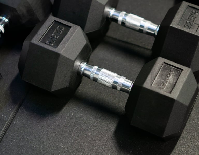 Manubri esagonali da palestra da 22,5 kg su pavimentazione gommata nella palestra Move 2 Grow a Milano.