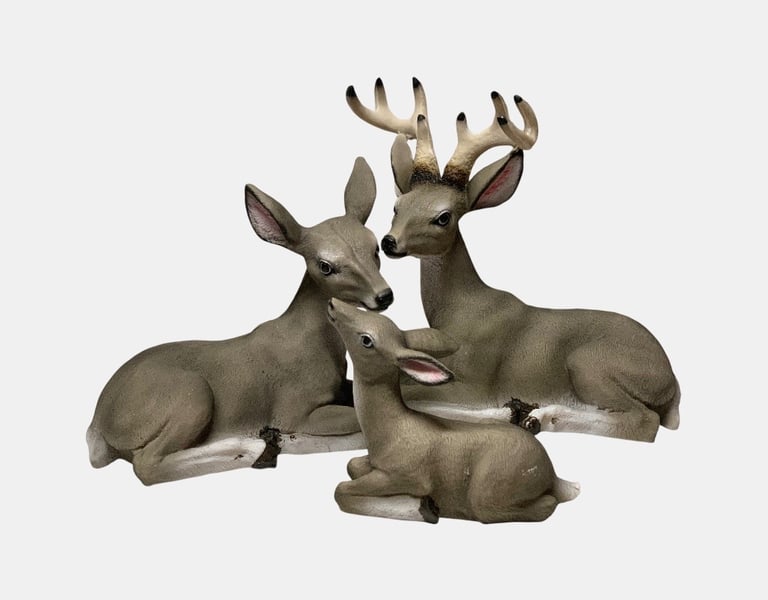 Un conjunto decorativo familiar de tres figuritas venados descansando