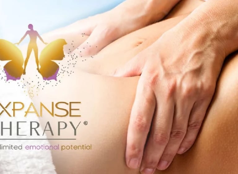 Gros plan d’un massage abdominal avec le logo Expanse Therapy superposé.