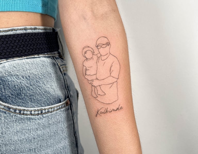 Tatouage d'un enfant dans les bras d'un adulte en fine line sur l'avant-bras