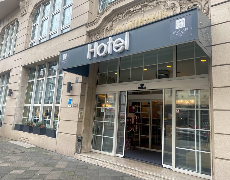 Eingang des Leonardo Boutique Hotels Düsseldorf