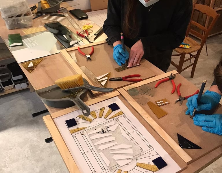 Cours d'initiation au vitrail Paris 17e — technique  au plomb, atelier Édith Théret
