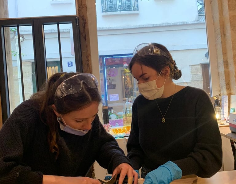 Initiation au vitrail au plomb — sertissage en cours dans l'atelier des Batignolles, Paris 17e