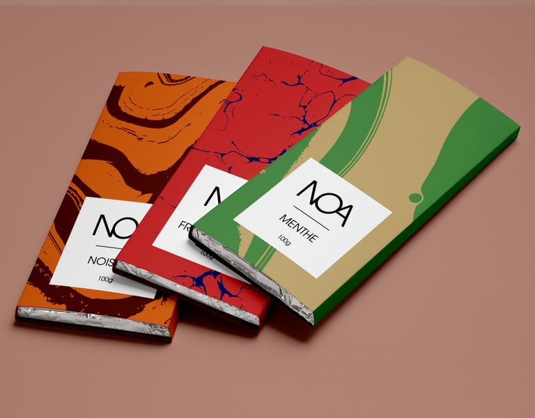 trois emballages de tablettes de chocolat à motif vert rouge et marron