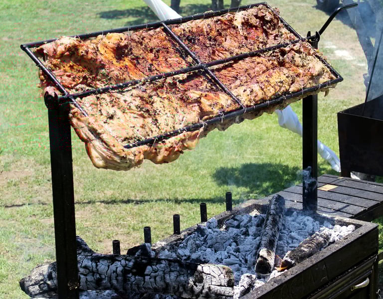 cerdo deshuesado y cocinado lentamente a la leña