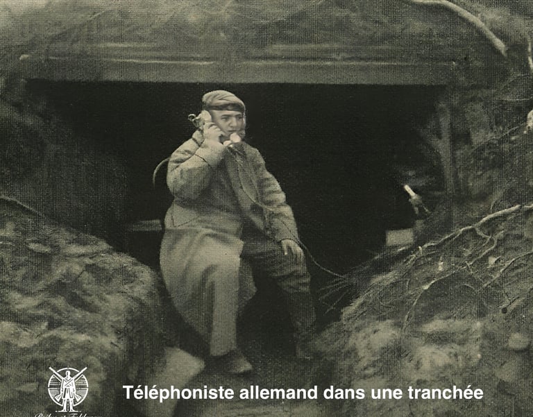 Un téléphoniste dans une tranchée