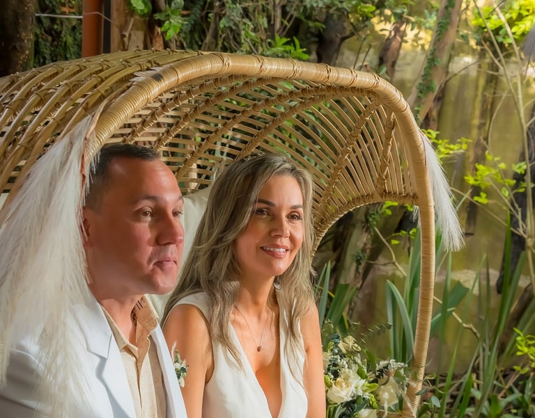 Boda civil en Envigado, novios posan en banca colgante de mimbre.