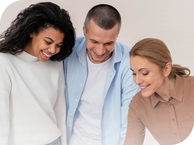 3 pessoas juntas sorrindo