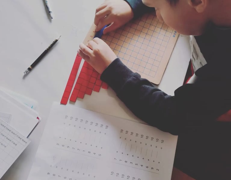 Les mathématiques avec le matériel Montessori, un jeu d'enfant.
