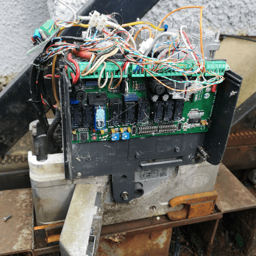 Electric gate repair, sliding agte motor control panel had failed and needs to be replaced