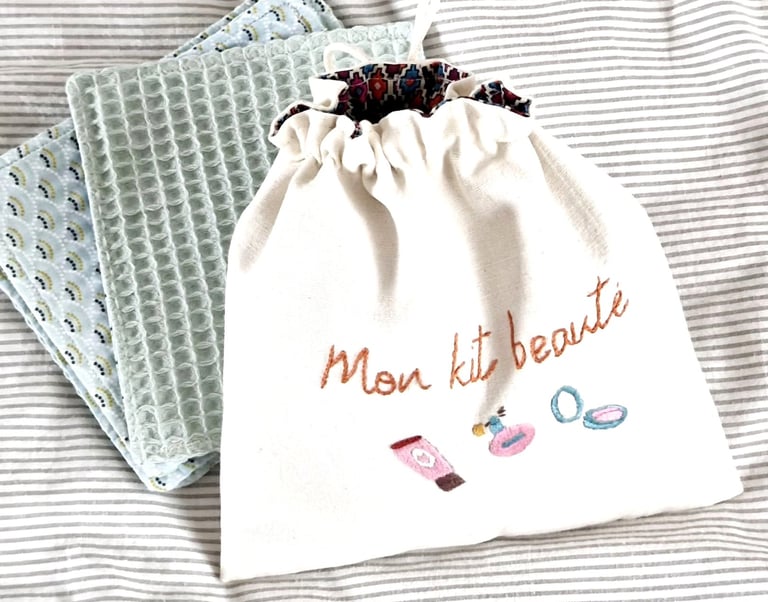 petit pochon en tissu coton brodé