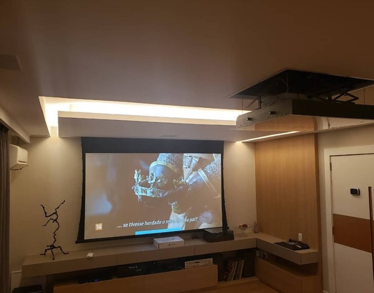 Projetor transmitindo imagem para tela eletrica em sala de estar