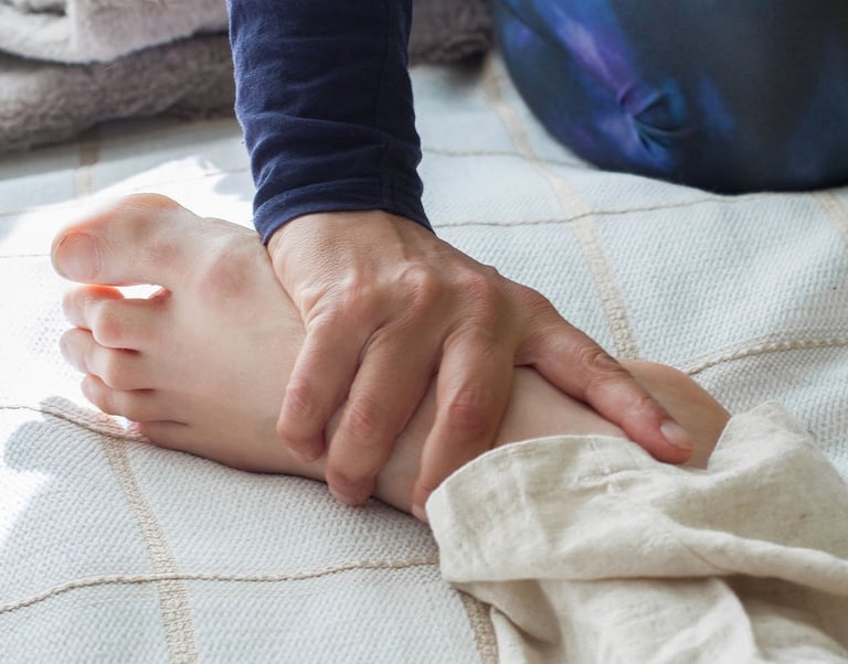 Thai Yoga Massage Ausschnitt Massage des Fußes 