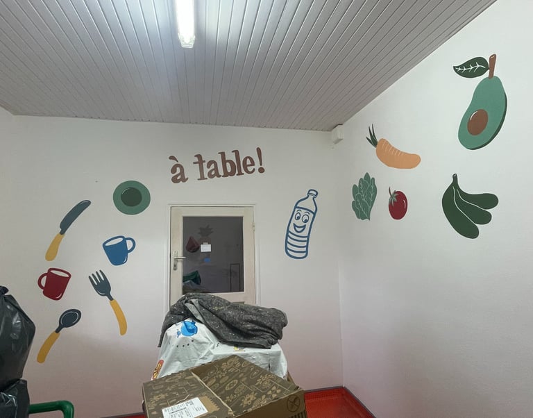 Peinture murale décorative "à table" pour la salle destinée aux repas dans une crèche