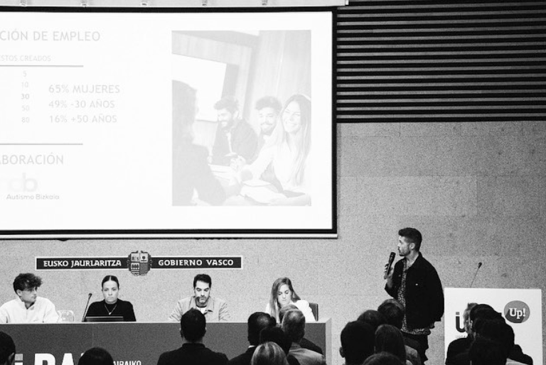 Jagoba Ormaetxea en una de sus ponencias hablando sobre el empleo y el mercado