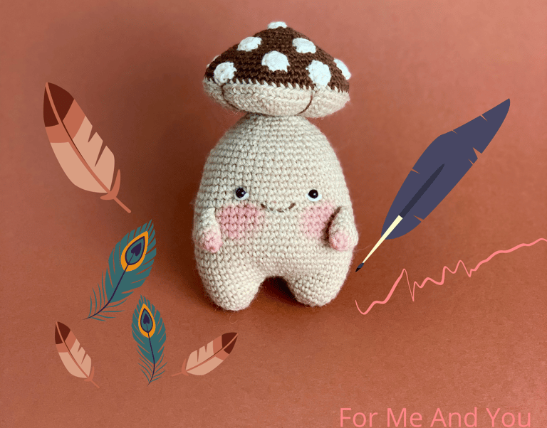 A mushroom amigurumi smiling, a crocheted soft toy