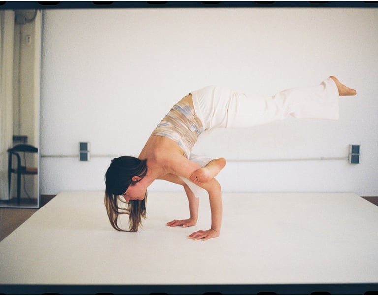 Clases de Navakaraṇa Vinyāsa yoga