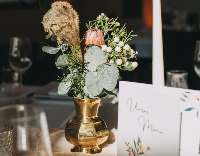 Messingvase mit Protea