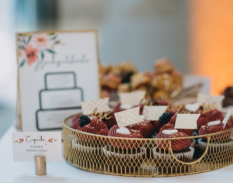 Cupcakes in goldenem Tablett
